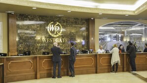 Ein Empfangsschalter mit Marmorwand und dem Logo "WR Westgate".