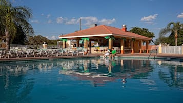 Piscine extérieure, piscine chauffée