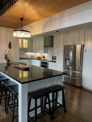 Jääkaappi, mikroaaltouuni, uuni, liesi