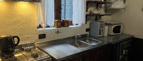 Frigorífico, microondas, horno y placa de cocina