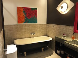Sèche-cheveux, serviettes fournies, shampoing, papier toilette
