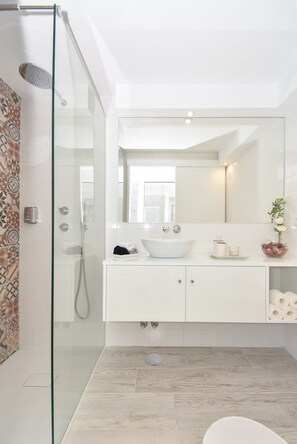 Douche, sĂšche-cheveux, bidet, serviettes fournies