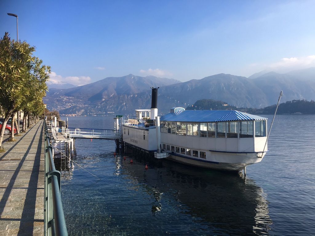 Un bateau était amarré à un quai, d’où l’on pouvait admirer une vue dégagée sur les montagnes en arrière-plan.