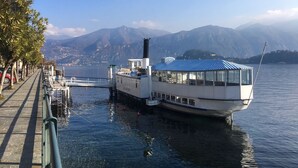Un bateau était amarré à un quai, d’où l’on pouvait admirer une vue dégagée sur les montagnes en arrière-plan.