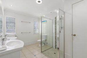 Douche, sèche-cheveux, serviettes fournies