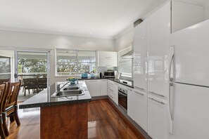 Kylskåp, mikrovågsugn, ugn och spishäll