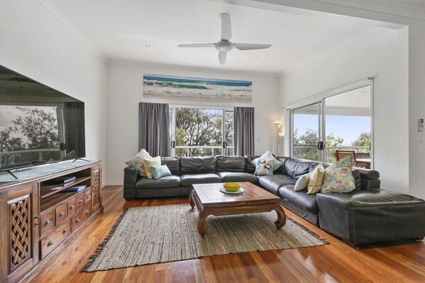 Smart-tv, dvd-spelare, böcker och ett filmbibliotek