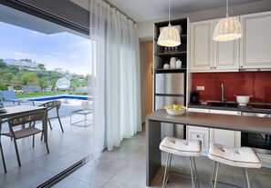 Villa exclusiva, 2 habitaciones | Cocina privada | Refrigerador, microondas, horno y parrilla de estufa 