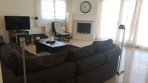 Appartement, 2 chambres | Aire de séjour | Téléviseur à écran plat