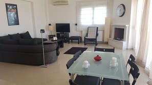 Apartment, 2 Schlafzimmer | Wohnbereich | Flachbildfernseher