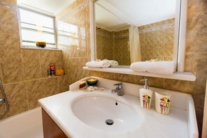 Appartement | Badkamer | Gratis toiletartikelen, een haardroger, pantoffels, handdoeken