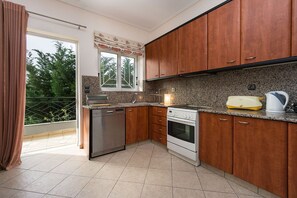 Apartment | Eigene Küche | Kühlschrank, Ofen, Herdplatte, Geschirrspüler