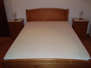 4 bedrooms, desk, iron/ironing board, free WiFi