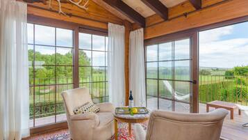 Een televisie, een dvd-speler en een tafeltennistafel