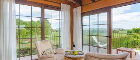 Televisión, reproductor de DVD y tenis de mesa