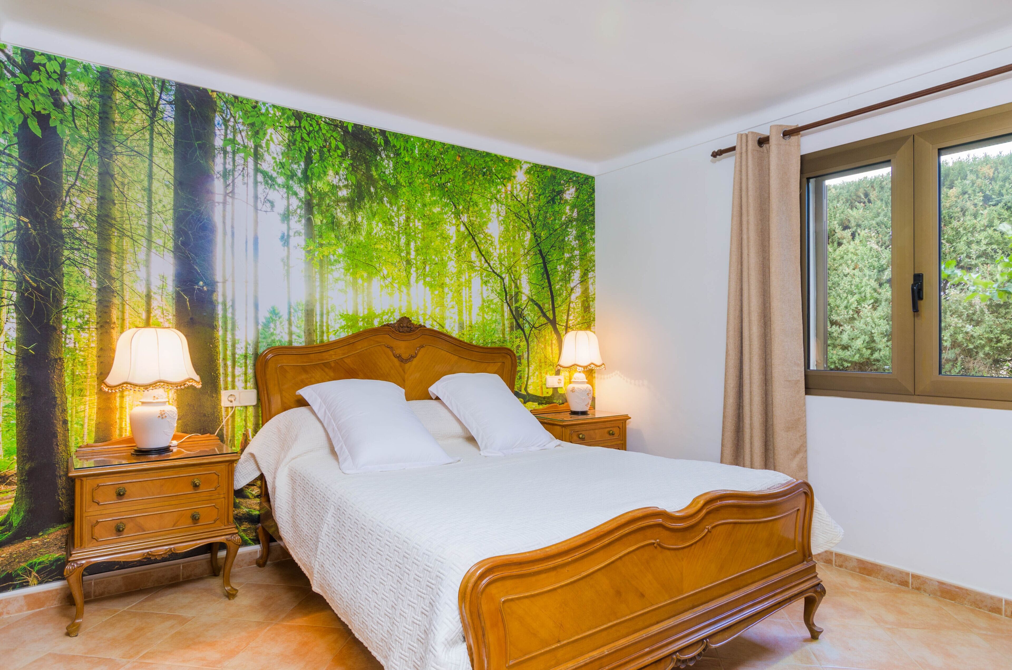 5 bedrooms, iron/ironing board, free WiFi, bed sheets