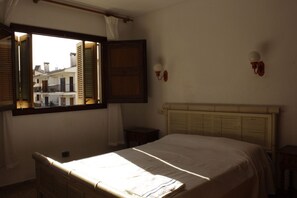 3 slaapkamers, een strijkplank/strijkijzer, gratis wifi, beddengoed