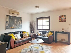 Fernseher, Kamin, Stereoanlage