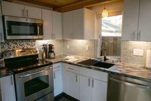 Kühlschrank, Mikrowelle, Ofen, Herdplatte