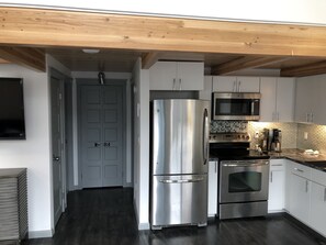 Frigorífico, microondas, horno y placa de cocina