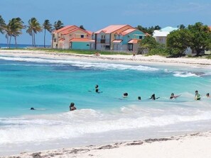 På stranden