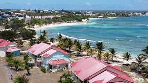 A coastal area with buildings, a beach, and clear blue waters. - Ti Treasure Apartment Ground Floor T3 Crystal Beach (Saint-François)