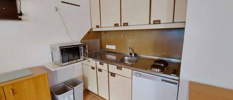 Frigorífic, microones, placa de cuina i torradora