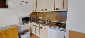 Køleskab, mikrobølgeovn, kogeplade, kaffe-/temaskine