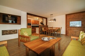 TV, ping pong - 2 Apartment Hochfelln 130 sqm, balcony, open kitchen, 3 bedrooms, living room, 6 p. (Ruhpolding)