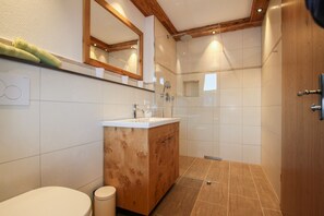 Shower, hair dryer, towels - 2 Apartment Hochfelln 130 sqm, balcony, open kitchen, 3 bedrooms, living room, 6 p. (Ruhpolding)