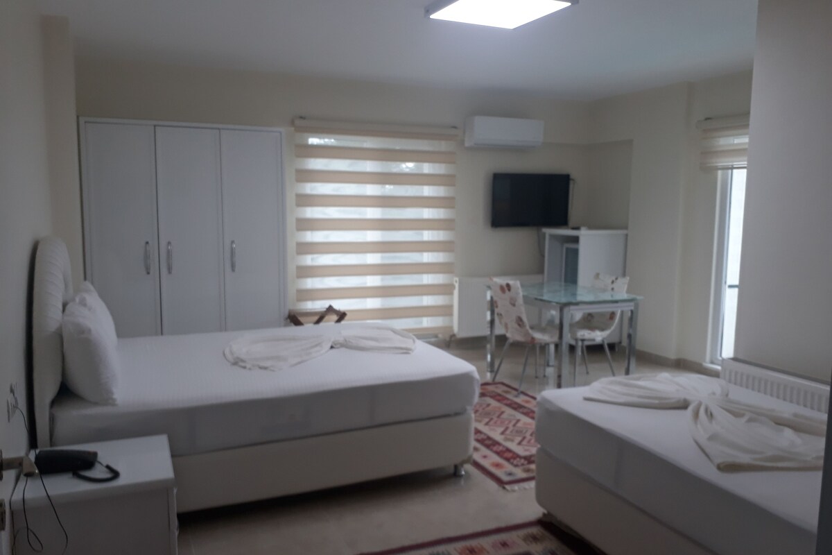 Kamar Keluarga | Minibar, brankas, meja kerja, dan setrika/meja setrika