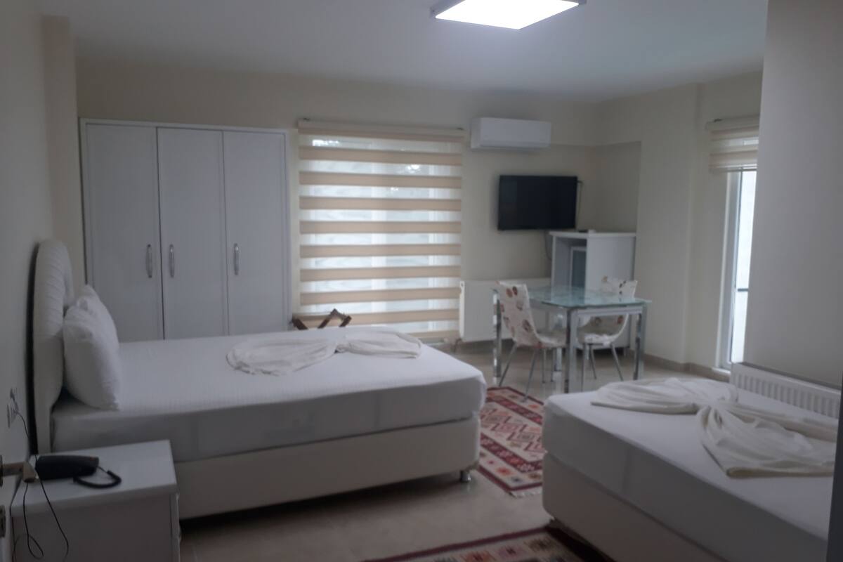 Habitación familiar | Minibar, caja fuerte, escritorio y tabla de planchar con plancha