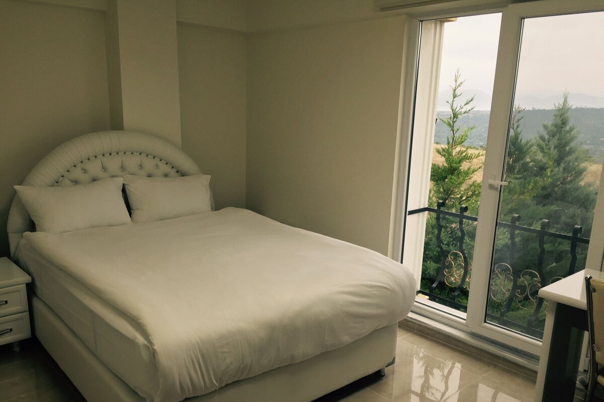 Kamar Double atau Twin Deluks, pemandangan kota | Minibar, brankas, meja kerja, dan setrika/meja setrika