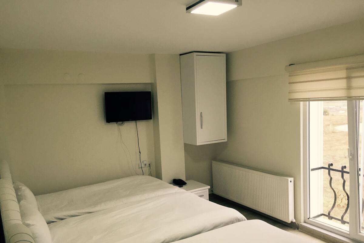 Habitación triple Confort, vistas a la ciudad | Minibar, caja fuerte, escritorio y tabla de planchar con plancha