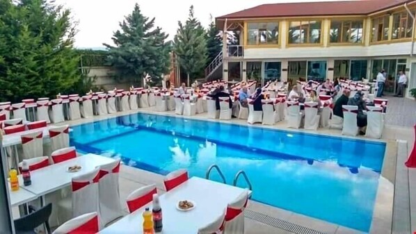 Una piscina al aire libre de temporada