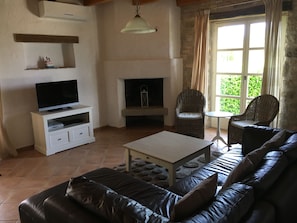 Fernseher, Kamin, DVD-Player, Tischtennisplatte