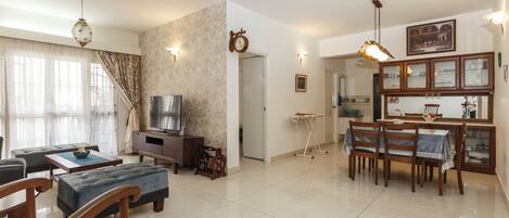 Flat-screen TV, Netflix, table tennis, books