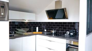 Geladeira, micro-ondas, fogão, lava-louças