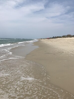 Una playa con arena y olas.