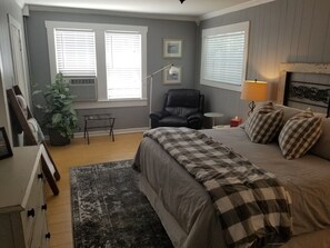 2 bedrooms, desk, iron/ironing board, travel cot - Close to Beach and Tarpon Springs Sponge Docks. Cottage on Spring Bayou (Tarpon Springs)