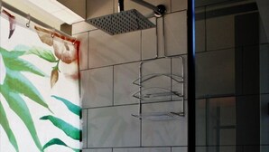 Phòng Suite có thiết kế đặc sắc, 1 giường cỡ queen | Phòng tắm | Buồng tắm vòi sen, đồ dùng nhà tắm miễn phí, khăn tắm 