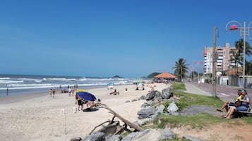 Perto da praia, espreguiçadeiras