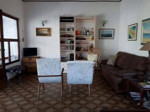 TV, books - Sun and sea in the summer! (Centro Itanhaém)
