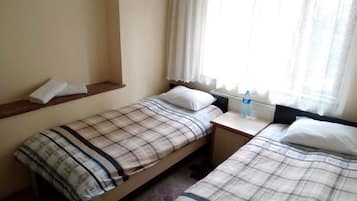 Kamar Twin Klasik, kamar mandi pribadi | Tirai kedap cahaya, setrika/meja setrika, dan seprai linen