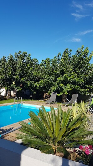 Outdoor pool - Quiet villa at the foot of the mountains (Rigarda)