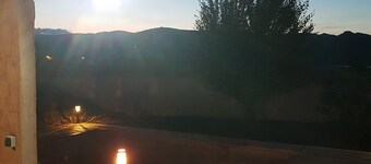 Villa tranquila al pie de las montañas.