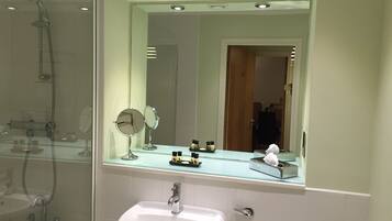 Combined shower/bathtub, hair dryer, towels, soap