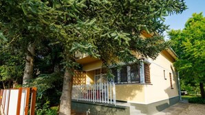 A small, single-story building with a white fence and a tree in front. - Captain 2 by Interhome (Siofok)