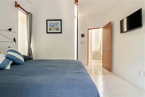 5 bedrooms, desk, iron/ironing board, free WiFi