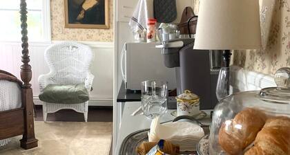 The Fifer Davis House. Circa 1760.We cater to traveling nurses!